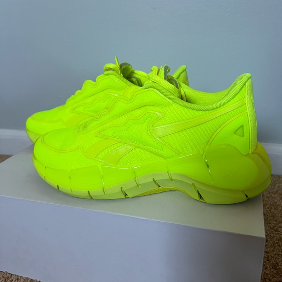 REEBOK X VICTORIA BECKHAM Zig Kinetica Sneaker in Solar Yellow - Picture 2 of 7